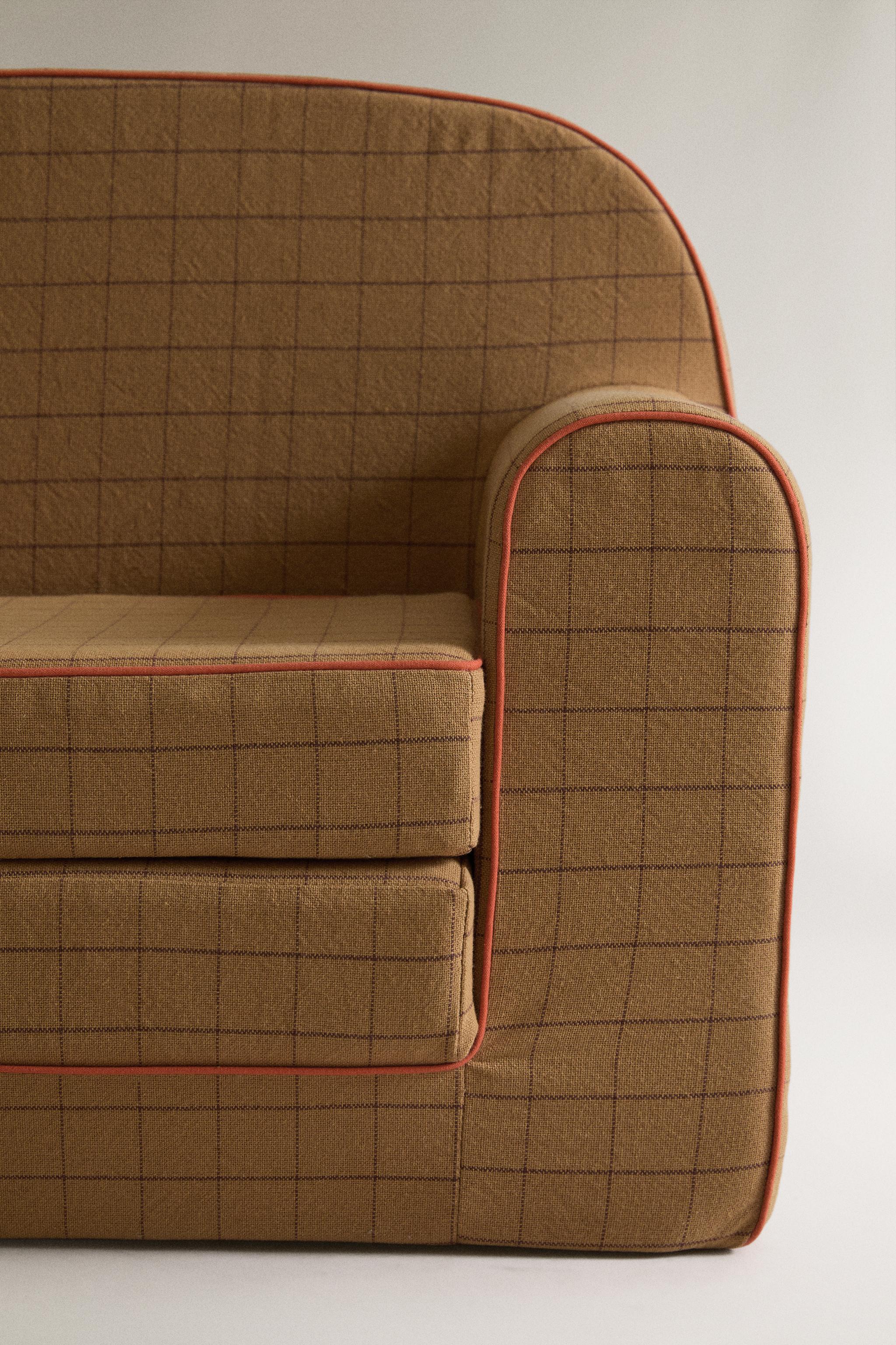 KIDS’ EXTENDABLE CHECK COUCH